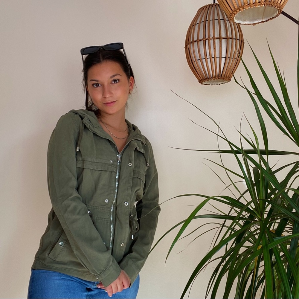 Long army green jacket with many pockets!